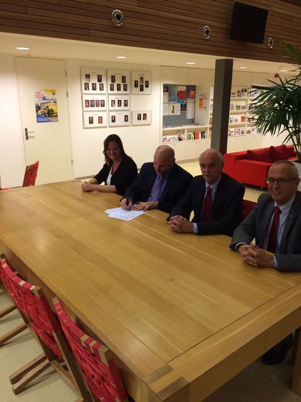 Olaf McDaniel ondertekent het nieuwe coalitieakkoord