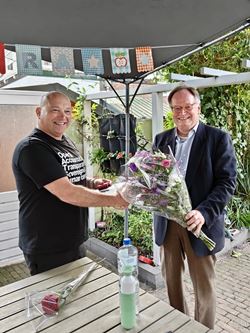 Bloemen en speldje voor 25 jarig lidmaatschap