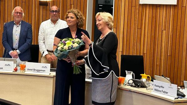 Gebke van Gaal krijgt een bos bloemen van de burgemeester