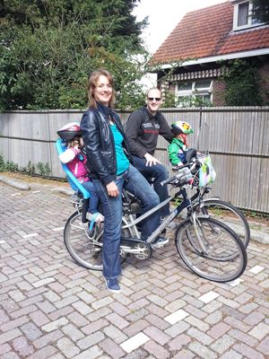 Jim met zijn gezin op de fiets in het mooie groene hart