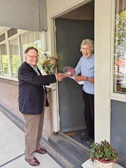 Bloemen en jubileumspeldje voor mevrouw Tuyt