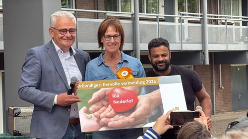 Vrijwilliger Ria geflankeerd door Daan Binnendijk en Rudo Slappendel