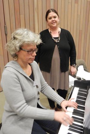 Jolanda Swart zingt, met aan de piano Corneline Lanooy
