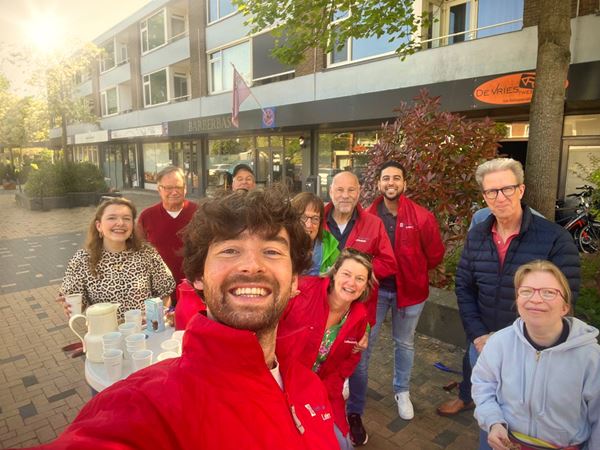 Groepsfoto voor de Oranjegalerij