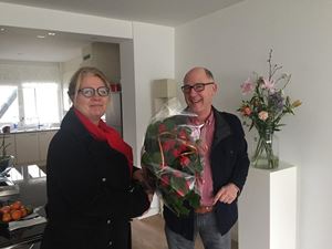 Vincent Kokke krijgt bloemen van Joyce van Reijn